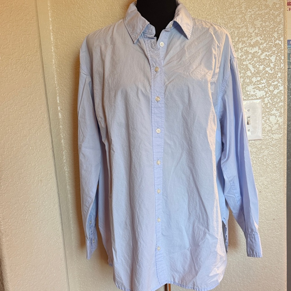 Universal Thread Women's Light Blue Button Down Shirt